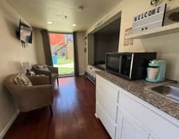 RR Medicine Park Tiny House Slp 4 1BR1BA Suite - Image 5
