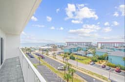 Top Floor King Studio w/ Gulf & Sound Views