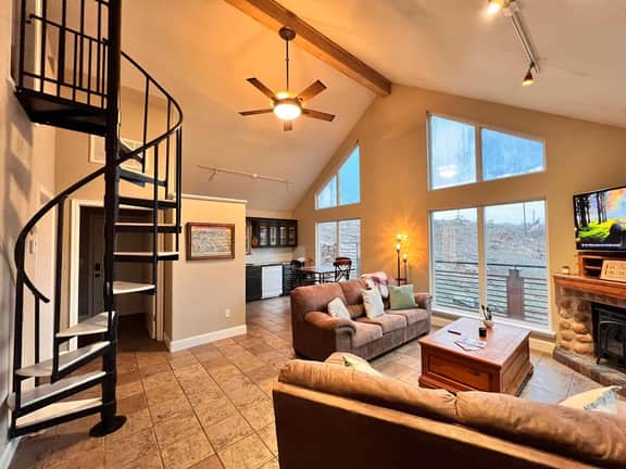 Medicine Creek Overlook Cabin w hot tub-2 Bedroom