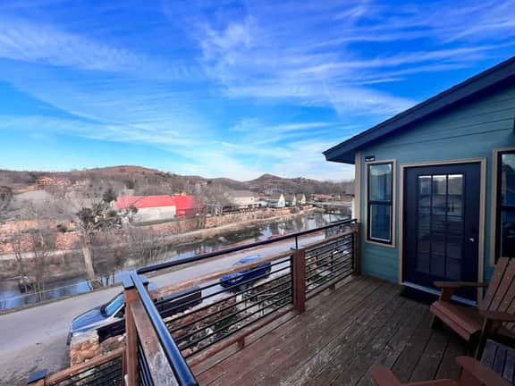 Medicine Creek Overlook Cabin w hot tub-2 Bedroom