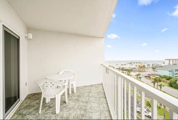 Top Floor King Studio w/ Gulf & Sound Views